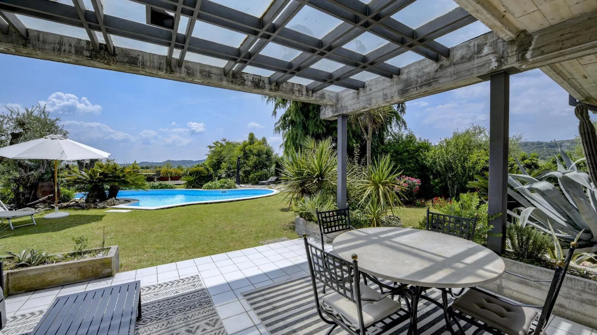 La Hills Luxury Loft Villa Puegnago del Garda Italy